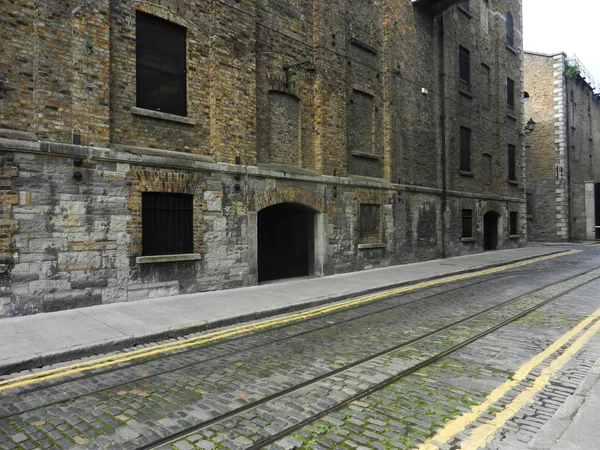 Eski paslı fabrika binası