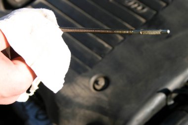 Araba yağı kontrolü devam ediyor. Motor yağı kontrolü. Şoför arabasının yağını kontrol ediyor..