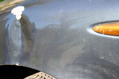 Genel araba hasarı. Ön tarafı çizilmiş ve ezilmiş. Küçük kaza sonucu.