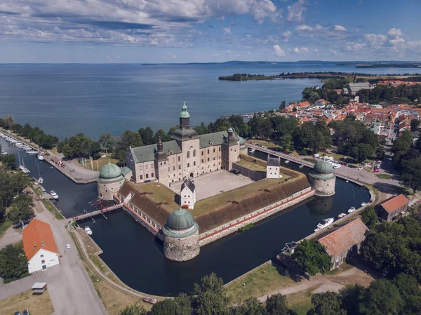 スウェーデンのVadstena湖のほとりにあるVadstena城 ストック写真