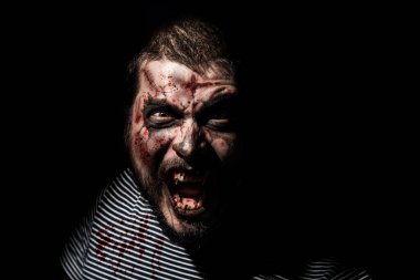 korkunç adam kanlar içinde