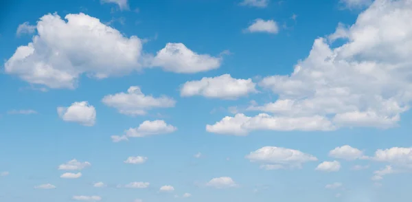 Cielo blu con nuvole panorama — Foto Stock