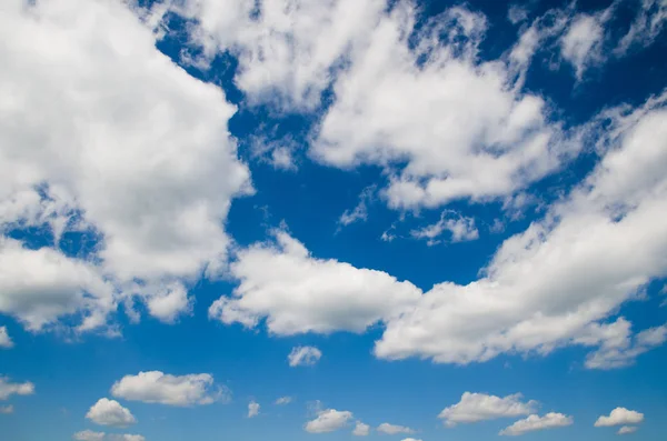 Cielo blu con nuvole — Foto Stock