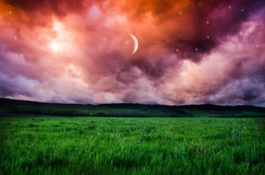Turuncu gece gökyüzü üzerinde göster