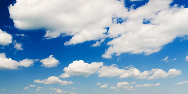 Ciel bleu avec nuages — Photo