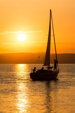 Balaton Gölü yukarıda gökyüzü günbatımı 