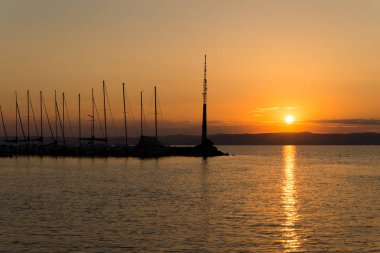Balaton Gölü yukarıda gökyüzü günbatımı 
