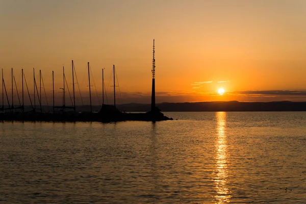 Napnyugtakor ég Balaton-tó felett — Stock Fotó