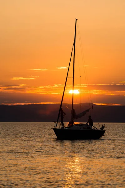 Balaton Gölü yukarıda gökyüzü günbatımı 