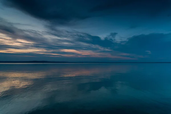 Atardecer cielo sobre el lago Balaton — Foto de Stock