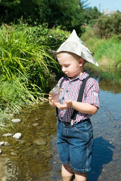 Jongetje spelen in bos — Stockfoto