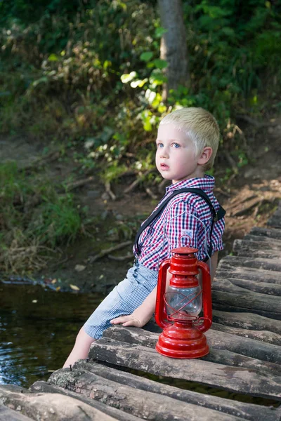 小男孩坐在木桥 — 图库照片