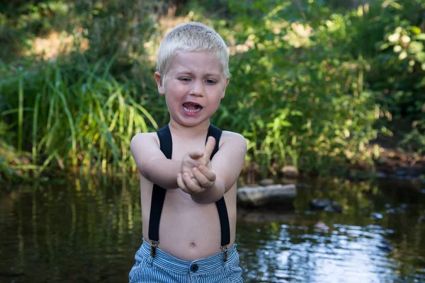 Malý chlapec hraje v lese — Stock fotografie