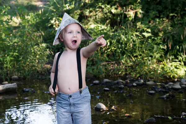 Niño en sombrero de periódico — Foto de Stock