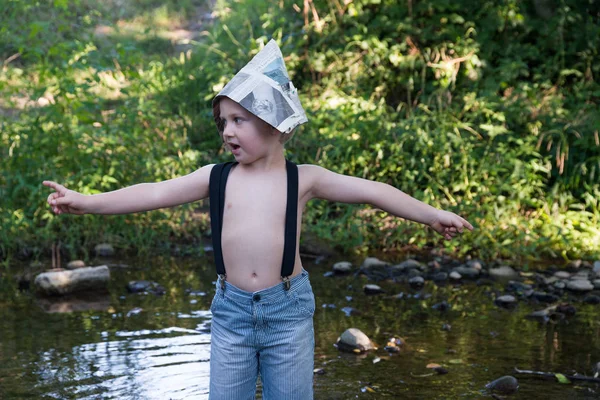 Gazete şapkalı küçük çocuk — Stok fotoğraf