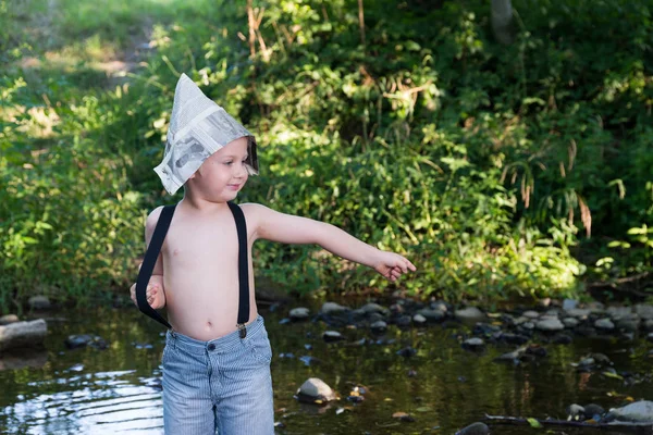 Niño en sombrero de periódico —  Fotos de Stock