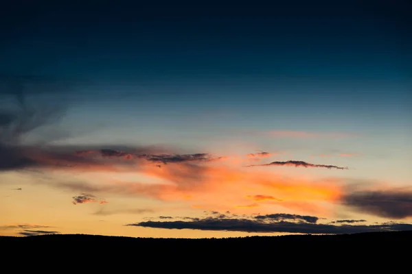 Драматичні захід сонця небо — стокове фото