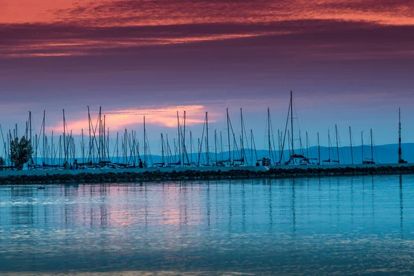 Západu slunce obloha nad jezera Balaton — Stock fotografie
