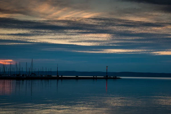 Napnyugtakor ég Balaton-tó felett — Stock Fotó