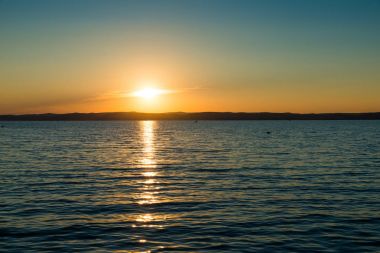 Balaton Gölü yukarıda gökyüzü günbatımı 
