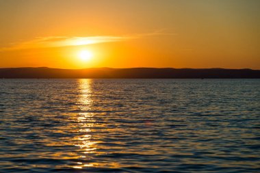Balaton Gölü yukarıda gökyüzü günbatımı 