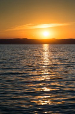 Balaton Gölü yukarıda gökyüzü günbatımı 