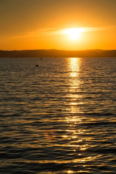 Céu por do sol acima do lago Balaton — Fotografia de Stock