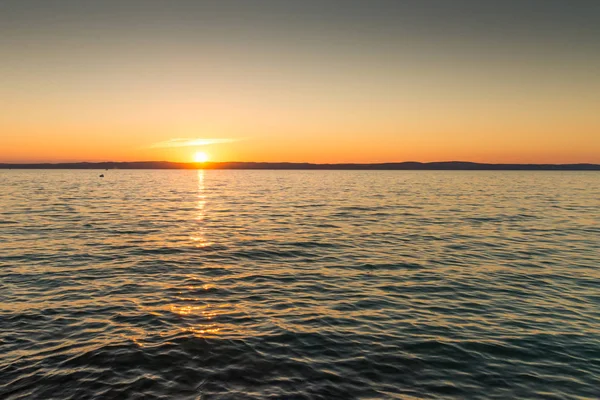 Під час заходу сонця небо над озера Балатон — стокове фото
