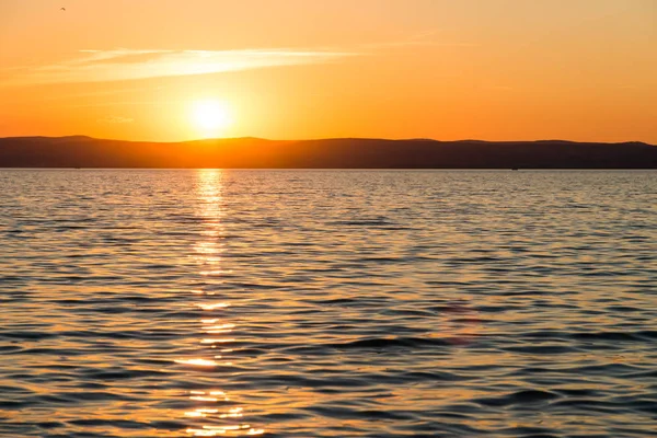 Cielo del tramonto sopra il lago Balaton — Foto Stock