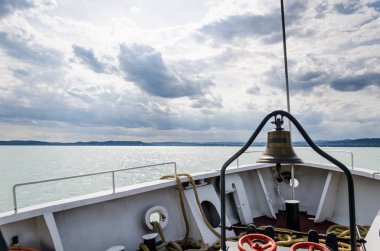 ısmarlayarak Balaton Gölü üzerinde