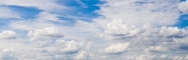 Cielo azul y nubes —  Fotos de Stock