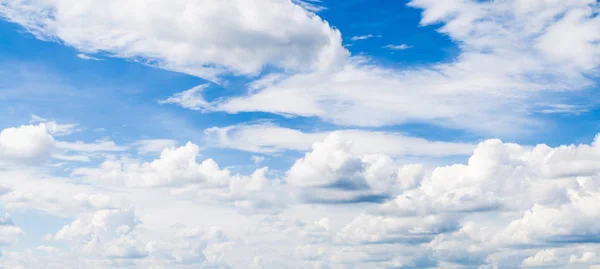 Cielo blu e nuvole — Foto Stock