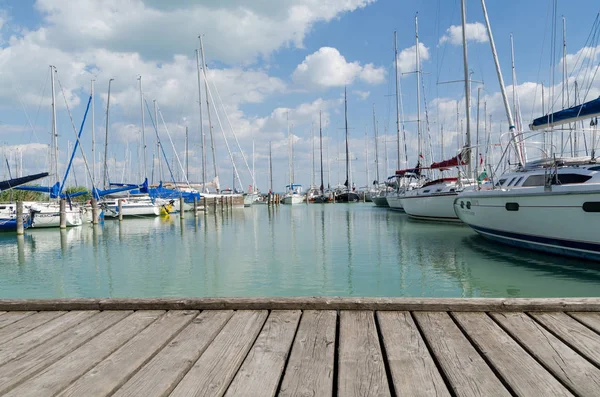 White yachts at sea pier — Stock Photo, Image