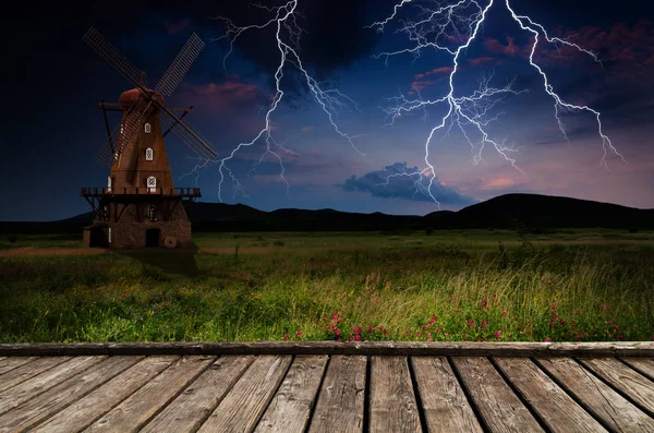 Mooie windmolen in nacht — Stockfoto