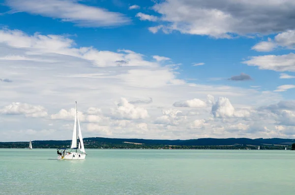 Iate navegando em mar azul — Fotografia de Stock