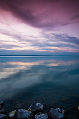Balaton Gölü yukarıda gökyüzü günbatımı 