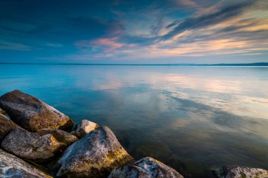 Balaton Gölü yukarıda gökyüzü günbatımı 