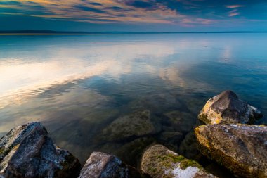 Balaton Gölü üzerinde bulutlu gökyüzü 