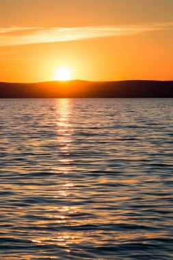Balaton Gölü ve günbatımı gökyüzü 