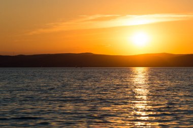 Balaton Gölü ve günbatımı gökyüzü 