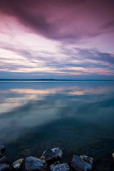 Cielo atardecer sobre el lago Balaton — Foto de Stock