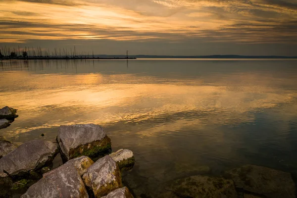 Cielo atardecer sobre el lago Balaton — Foto de Stock