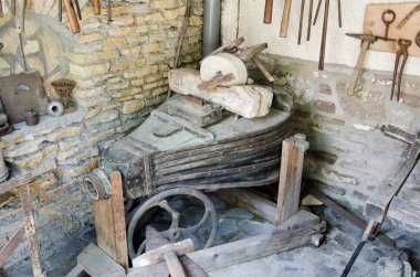 Köşedeki eski deri körüklü