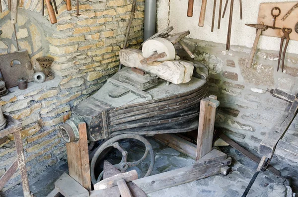 Köşedeki eski deri körüklü