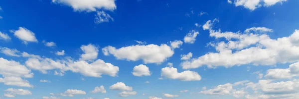蓝天的蓬松的云彩 — 图库照片