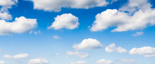 Nuvole soffici nel cielo blu — Foto Stock
