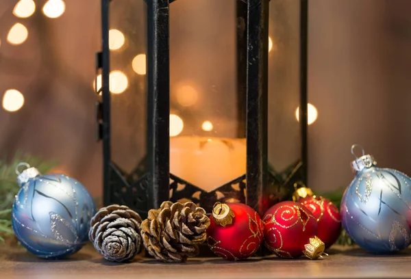 Lámpara de vela de Navidad con bolas —  Fotos de Stock