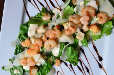 Tay Baharatlı deniz mahsulleri salatası 