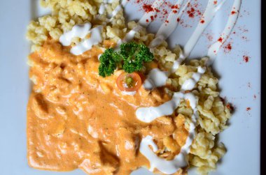Geleneksel Macar tavuk paprikash yumurta noodles ile görünümü Kapat