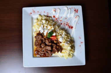 Arka plan üzerinde noodles ile sığır eti güveç